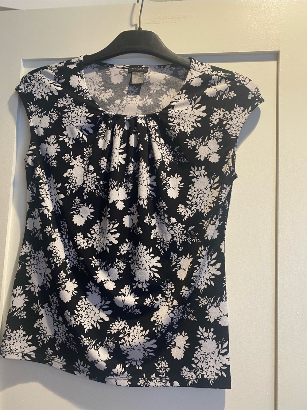 Ann Taylor Black and White Floral Cap-Sleeve Blouse Size L